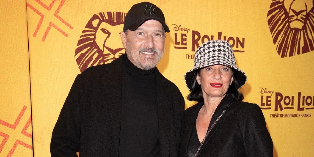 daniel levi and sandrine aboukrat attend the musical comedy le roi lion- lion king premiere at the mogador theatre, on novembre 11, 2021 in paris, france photo by david niviere abacapresscom , 787749 068 paris france