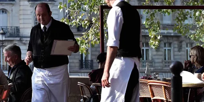 personnes déjeunent à la terrasse d'un restaurant à paris le 11 octobre 2016 afp photo christophe archambault