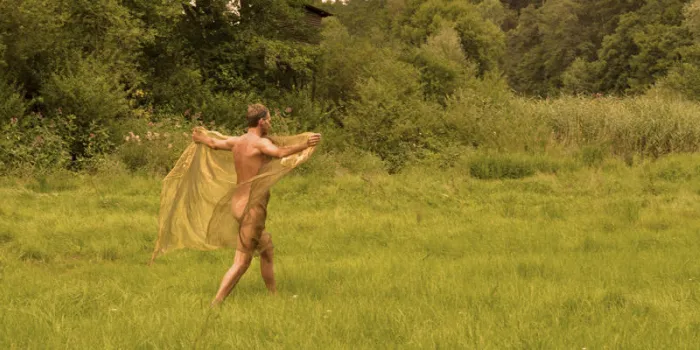 l'homme court avec un tissu transparent par nature