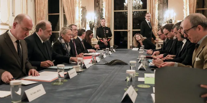 réunion de sécurité à matignon - paris