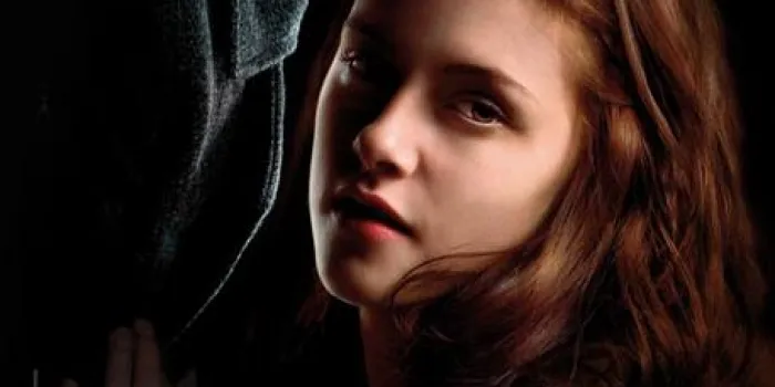 le chef libyen, le colonel moamar kadhafi (l), arrive le 21 juillet 1990 à l'aéroport d'alger où il est accueilli par le président algérien chadli bendjedid kadhafi doit assister au sommet du maghreb uni qui doit commencer ici le 22 juillet