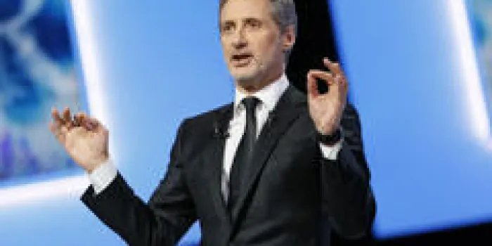 acteur français et maître de cérémonie antoine de caunes prend la parole lors de la cérémonie de remise des prix de la 38ème césar le 22 février 2013 au théâtre du chatelet à paris afp photo patrick kovarik
