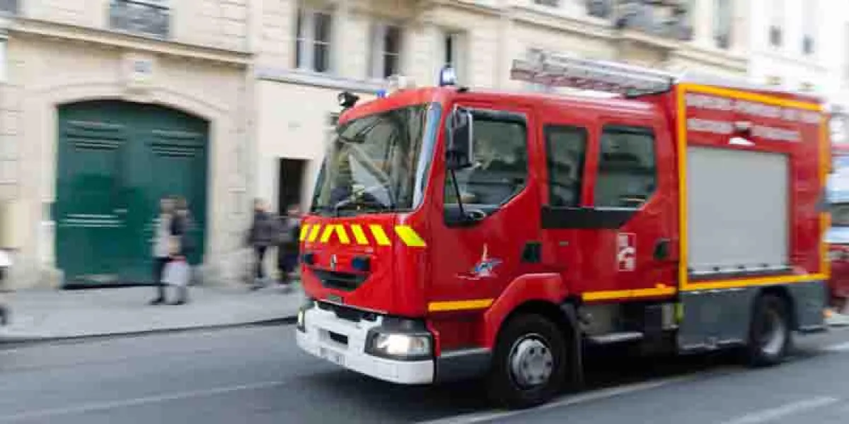 paris, france, 14 janvier 2012 un camion de pompiers dans une rue de paris avec des balises bleues