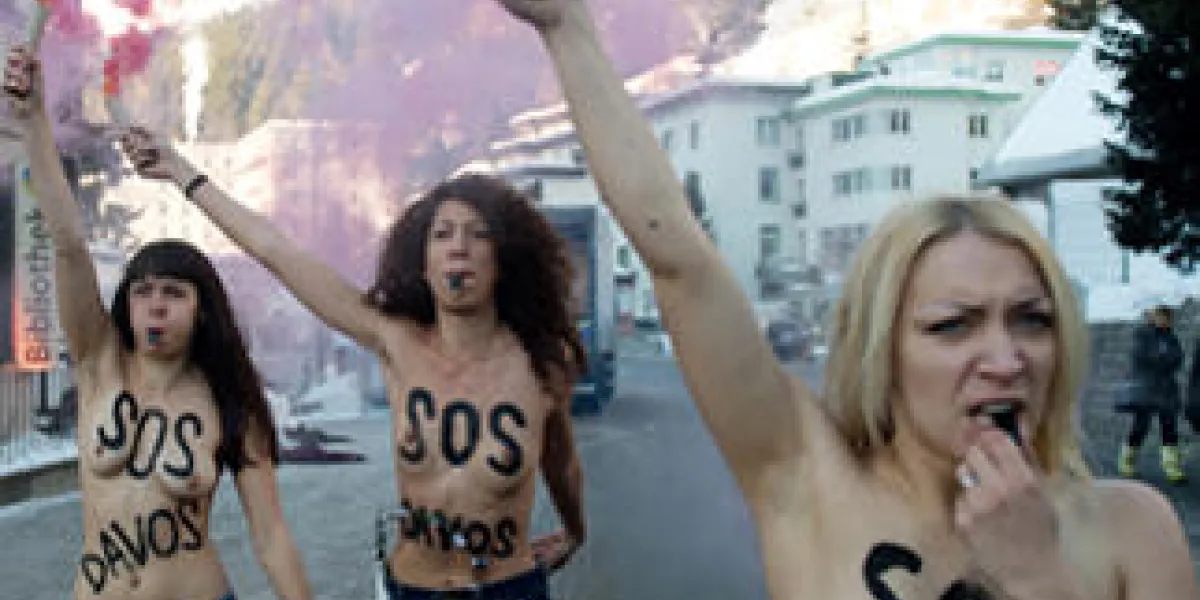 des militants du groupe féministe ukrainien femen slogans slogans lors d'une manifestation topless le 26 janvier 2013, contre le forum économique mondial (wef) 2013 réunion annuelle dans la station suisse de davos afp photo johannes eisele