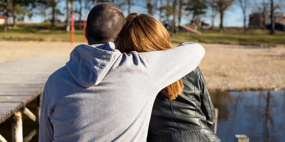couple charmant sur la jetée dans le lac