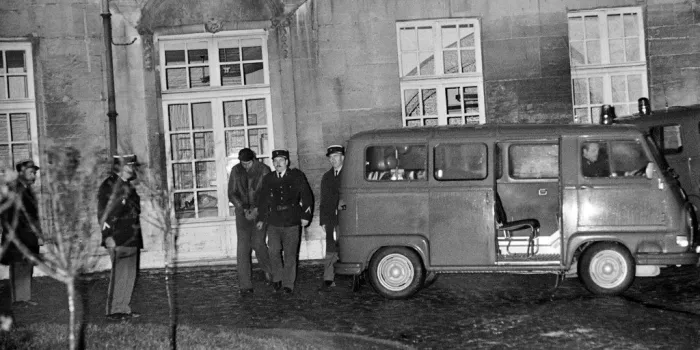 marcel barbeault, le tueur de l'ombre quitte le tribunal de senlis, le 20 décembre 1976, inculpé de plusieurs meurtres dans la région de nogent-sur-oise (photo by -   afp)