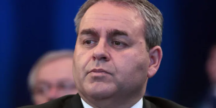 le maire de saint-quentin, aisne, xavier bertrand participe à un débat lors du congrès des maires de france du 96 novembre 21, 2013 à paris afp photo jacques demarthon