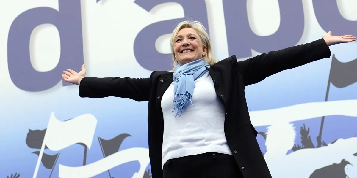 français avant droite national (fn) président du parti marine le pen vagues à la foule après son discours dans le cadre des célébrations annuelles du parti de joan of arc le 1er mai 2013 à la place de l'opéra de paris afp photo eric feferberg
