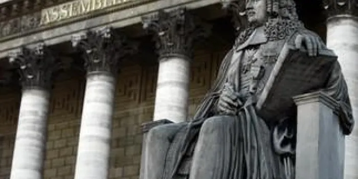 une photo prise le 16 novembre 2010 à paris montre une statue représentant henri françois d'aguesseau (1668-1751) sur le frontispice du palais bourbon où se situe l'assemblée nationale française afp photo joel saget