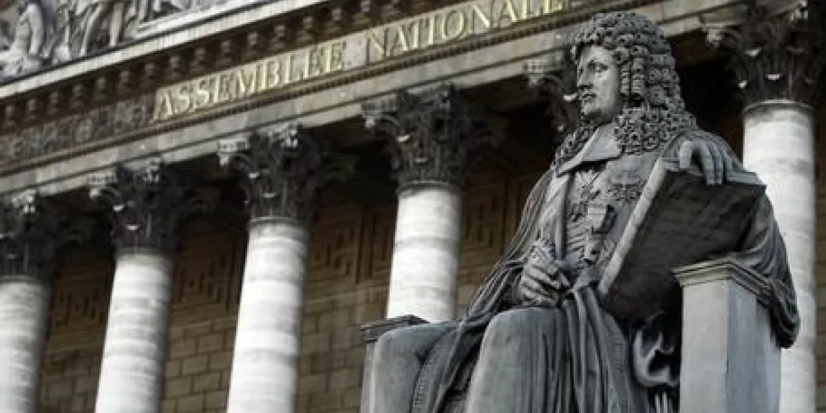 une photo prise le 16 novembre 2010 à paris montre une statue représentant henri françois d'aguesseau (1668-1751) sur le frontispice du palais bourbon où se situe l'assemblée nationale française afp photo joel saget