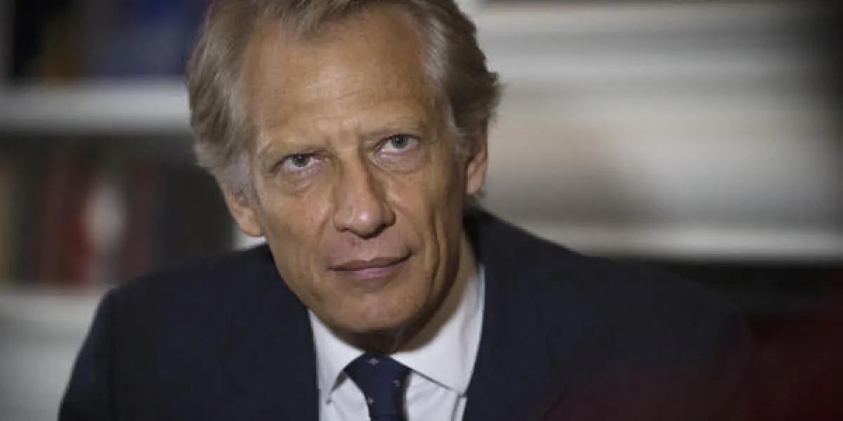 l'ancien premier ministre de la france dominique de villepin pose le 13 septembre 2013 à son domicile parisien afp photo joel saget