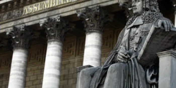 une photo prise le 16 novembre 2010 à paris montre une statue représentant henri françois d'aguesseau (1668-1751) sur le frontispice du palais bourbon où se situe l'assemblée nationale française afp photo joel saget