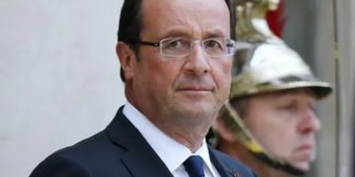 le président de la france, françois hollande, attend l'arrivée de l'ancien premier ministre libanais, saad hariri, avant une réunion au palais présidentiel d'elysée, le 12 septembre 2012 à paris.