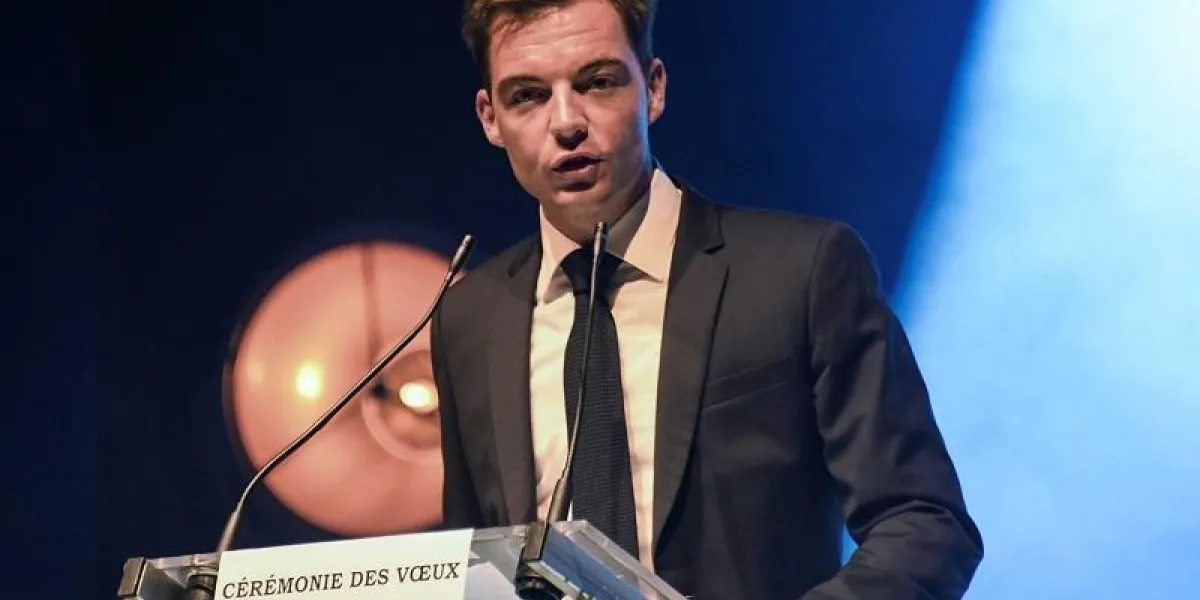 stéphane sieczkowski-samier, one of the youngest mayors in france, delivers a speech during his new year wishes to the inhabitants of the city of hesdin, northern france, on january 18, 2019 (photo by denis charlet   afp)