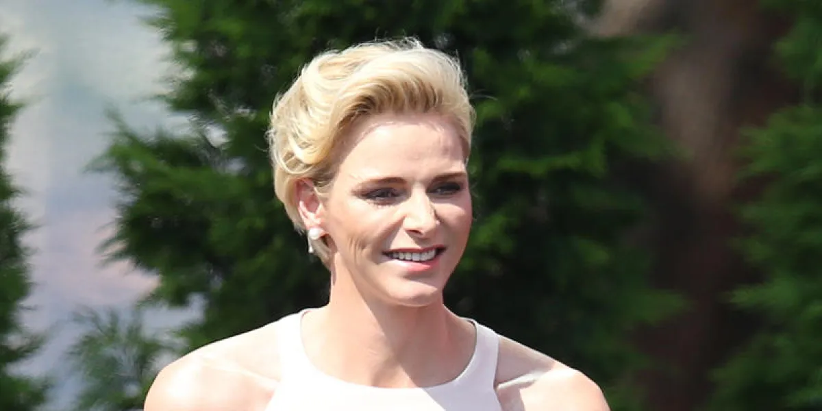 prince albert ii de monaco réagit après que la princesse charlene de monaco ait prononcé un discours lors des célébrations marquant la décennie du prince albert ii sur le trône, le 11 juillet 2015 au palais de monaco afp photo piscine valery hache