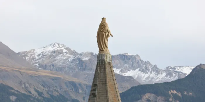 dans les alpes-de haute-provence le village de jausiers avec son campanile qui surplombe le bourg offre un beau panorama en direction du col de la bonetteici la vierge semble y être sensible