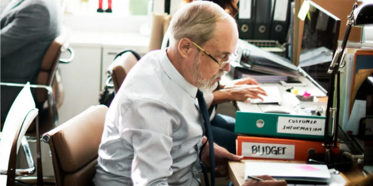 gens d'affaires réunion discussion travail concept de bureau