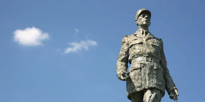 paris, france - 2 juillet 2012 monument sculpture du président français charles de gaulle, statue de paris inaugurée le 9 novembre 2000 statue signée par signa jean cardot