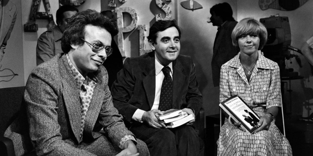 from left, french writer andre bercoff, french journalist and tv host bernard pivot and jacqueline chabridon are pictured during the tv show apostrophes on channel antenne 2, on september 24, 1977, in paris (photo by -   afp)