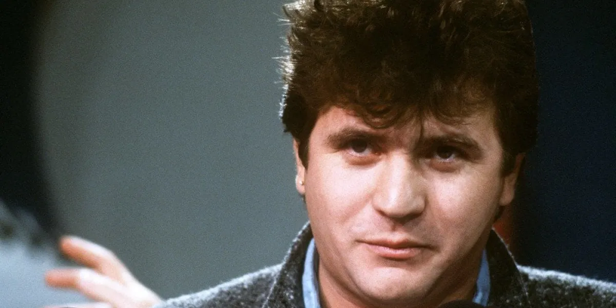 le chanteur daniel balavoine participe à l'emission de radio studio 1 sur europe 1, le 01 février 1984 à paris (photo by staff   afp)