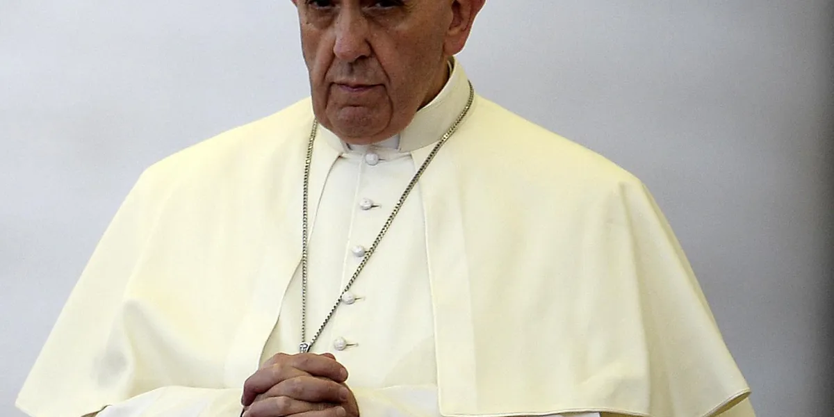 le pape françois prie sur la place de stpeter au vatican le 7 septembre 2013 le pape françois a appelé le monde à s'unir samedi dans un jour de jeûne et de prière pour la syrie afp photo filippo monteforte
