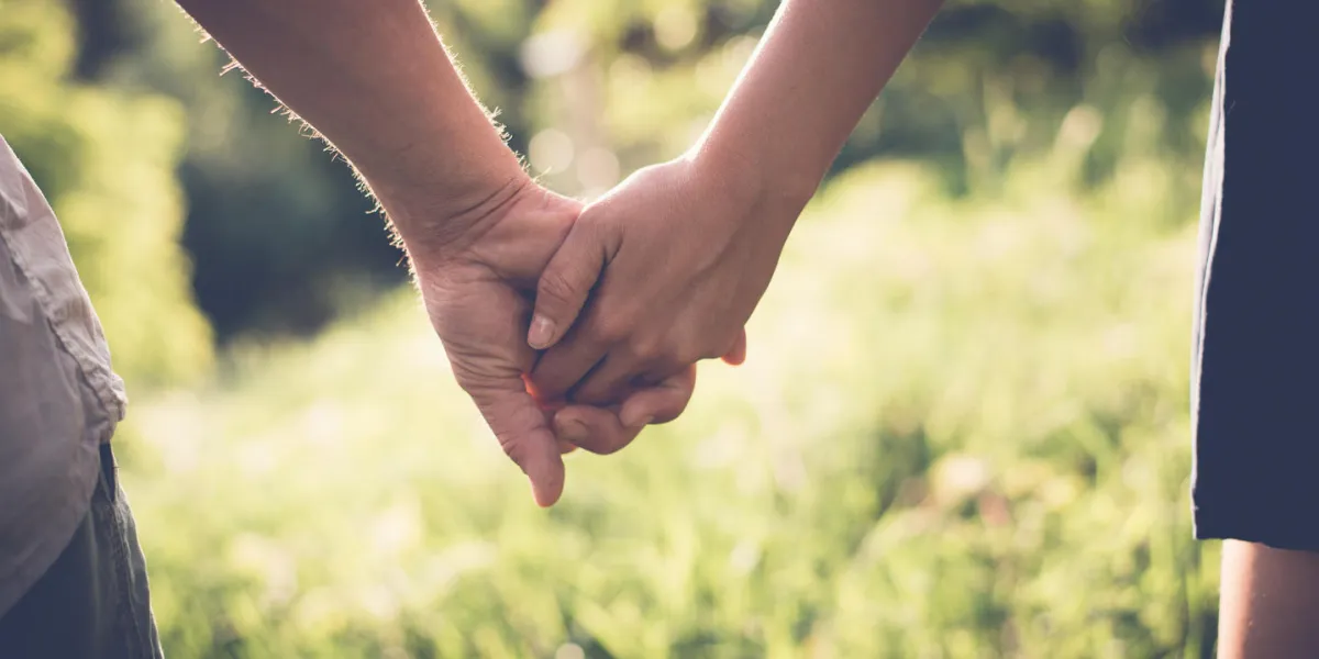 couple fiancé, femme blonde montrant ringyoung couple amoureux marchant dans le parc de l'été main dans la main, image filtrée