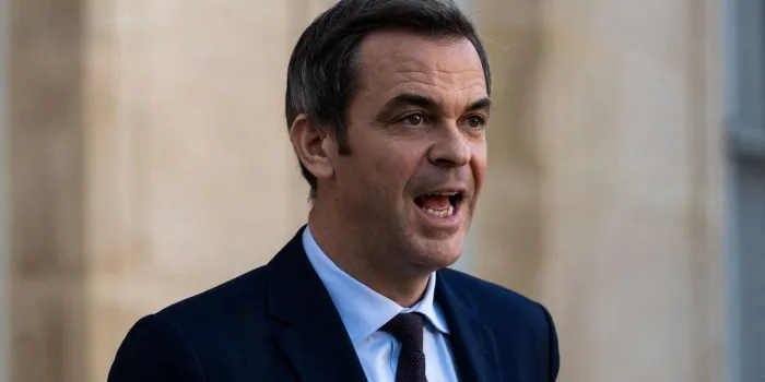 le porte-parole du gouvernement français olivier veran quitte les lieux après le conseil des ministres hebdomadaire au palais présidentiel de l'elysée à paris, le 20 décembre 2023 photo by alexis jumeau   abacapresscom