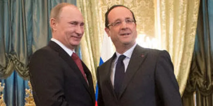 le président russe vladimir poutine (à g.) et le président français françois hollande se serrent la main lors de leur rencontre au kremlin à moscou le 28 février 2013 afp photo bertrand langlois