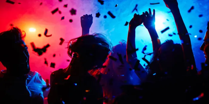 silhouettes de danseurs en mouvement dans des confettis