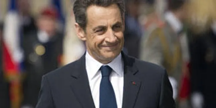 le président sortant de la france, nicolas sarkozy, participe à une cérémonie marquant le 67ème anniversaire de la victoire des alliés sur l'allemagne nazie au cours de la seconde guerre mondiale, le 8 mai 2012 à l'arc de triomphe à paris.