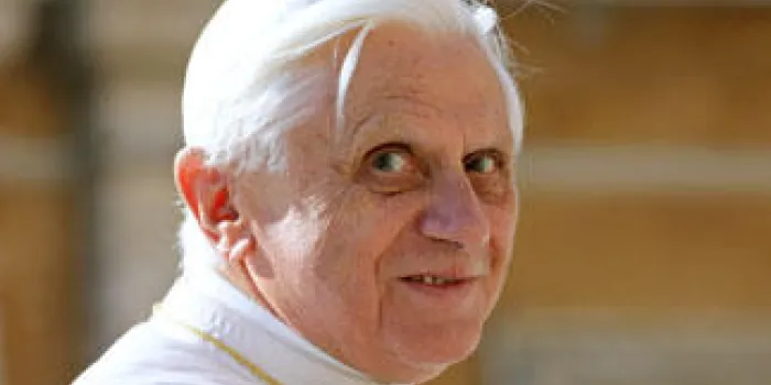 le pape benoît xvi sourit lors de son audience hebdomadaire sur la place de saint pierre au vatican, le 18 octobre 2006 demain, benoît xvi se rendra à vérone pour ouvrir le 4e congrès ecclésial national, qui se tient tous les 10 ans