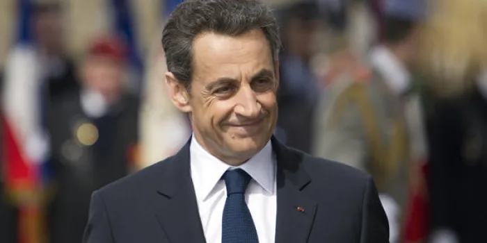 le président sortant de la france, nicolas sarkozy, participe à une cérémonie marquant le 67ème anniversaire de la victoire des alliés sur l'allemagne nazie au cours de la seconde guerre mondiale, le 8 mai 2012 à l'arc de triomphe à paris.