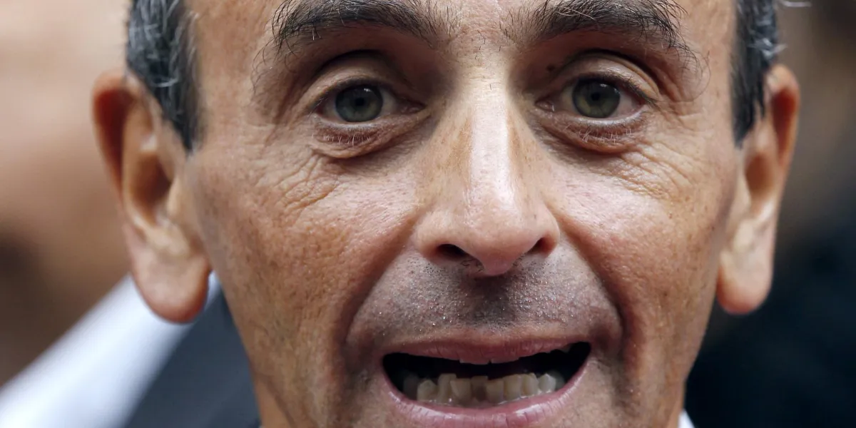 la station de radio rtl journaliste eric zemmour pose le 6 septembre 2011 à paris lors d'une réception pour dévoiler de nouveaux spectacles programmés afp photo francois guillot