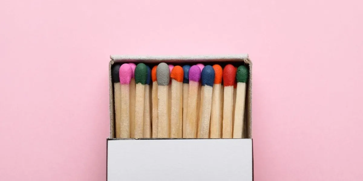 box with new matchsticks on pink background