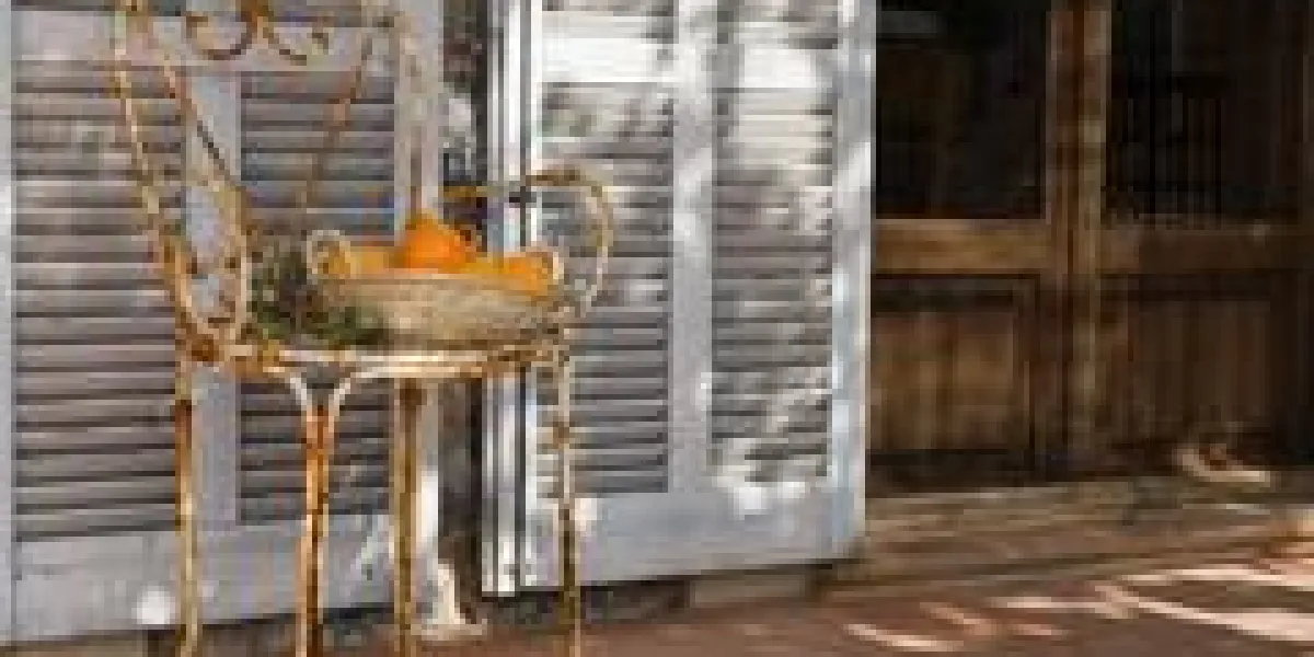 chaise par une fenêtre