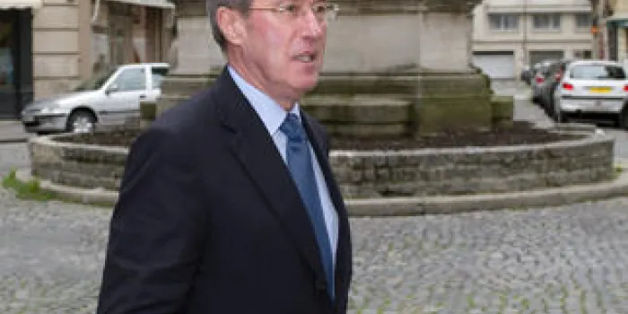 l'ancien ministre de l'intérieur français claude gueant arrive pour assister à un petit déjeuner rassemblant les membres de l'association les amis de nicolas sarkozy, le 9 octobre 2012 à paris afp photo lionel bonaventure