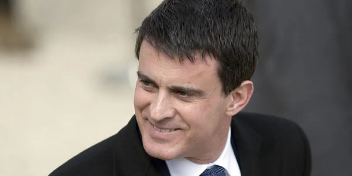 le ministre de l'intérieur français manuel valls sourit en quittant le palais d'elysée le 26 mars 2014, à paris, après la réunion hebdomadaire du cabinet afp photo alain jocard