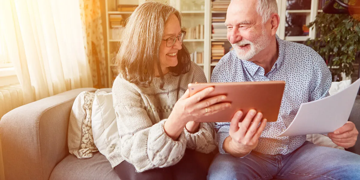 paar senioren plant geldanlage der rente als altersvorsorge zu hause am tablet computer