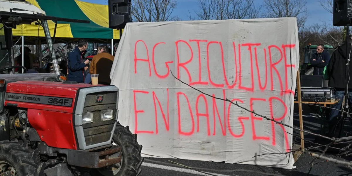 a7 autoroute bloquée par des agriculteurs en colère près de lyon, france, le 29 janvier 2024 photo by julien reynaud aps-medias abacapresscom
