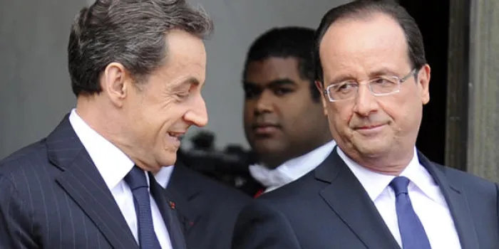 le président de l'ancienne france, nicolas sarkozy (1), est escorté par son successeur françois hollande alors qu'il quitte le palais présidentiel d'elysée après la cérémonie officielle d'investiture, le 15 mai 2012 à paris.