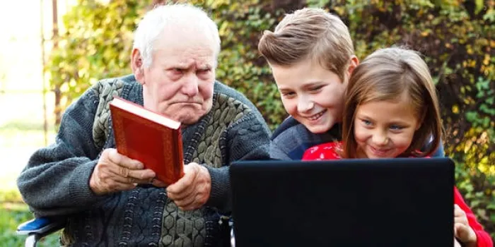 grand-père menaçant ses petits-enfants avec un livre, en essayant de les convaincre de lire