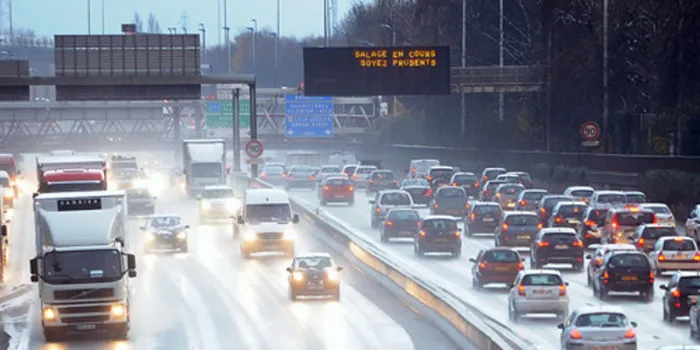 une image montre le trafic sur une autoroute à lille le 7 décembre 2012 après des chutes de neige pendant la nuit afp photo philippe huguen