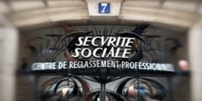 une photo prise avec un objectif tilt et shift le 29 avril 2012 à paris montre le signe de la sécurité sociale à l'entrée d'une agence afp photo loic venance