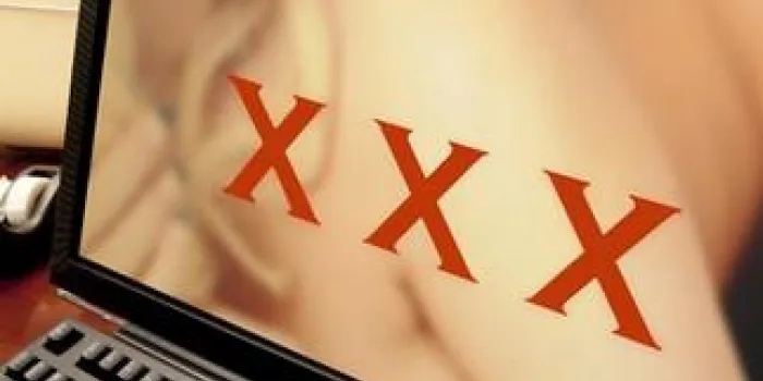 affichage d'ordinateur avec triple-x superposé sur un nu brouillé