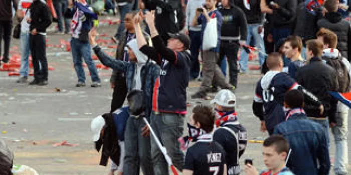 les supporters de paris saint-germain font un geste à la police alors qu'ils sont rassemblés le 13 mai 2013 à paris, un jour après paris remporte le titre du championnat de france de football l1 afp photo franck fife