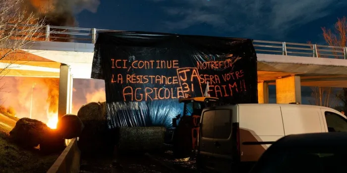 les agriculteurs bloquent l'autoroute a61 - au sud de toulouse