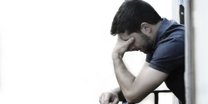 solitaire, jeune homme, fumer, dehors, à, maison, balcon, regarder, déprimé, détruit, triste et souffrant, crise émotionnelle, et, chagrin, penser, de, difficile, et, dur, décision, isolé, sur, fond blanc