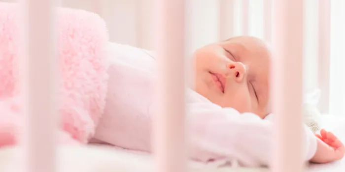 beau nouveau-né dormir dans un berceau