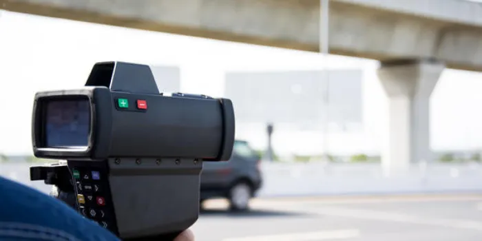 attraper les conducteurs d'excès de vitesse avec un pistolet radar