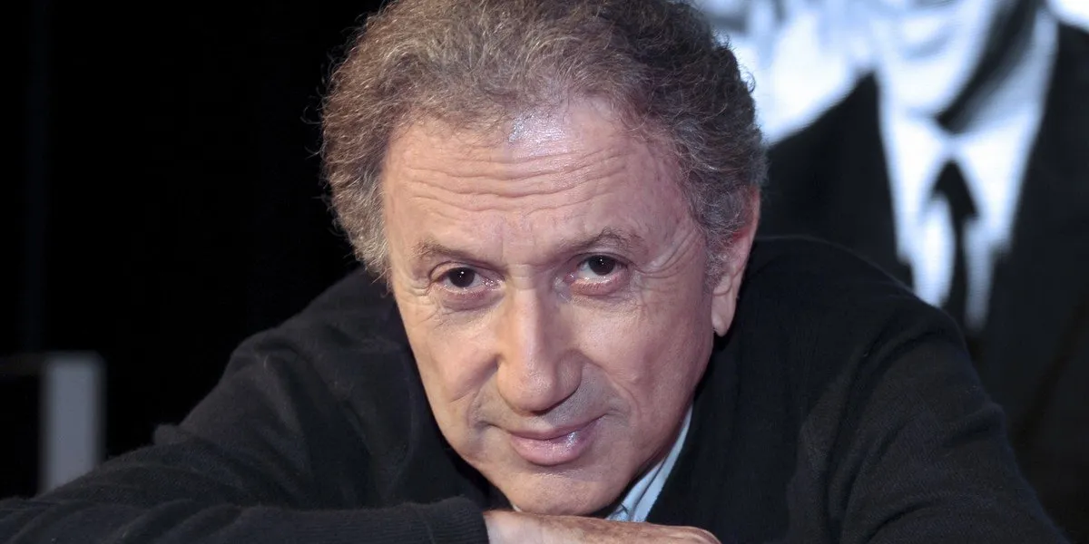french presenter michel drucker poses on stage before his one-man show at the zenith in amiens, northern france, on february 12, 2016 (photo by francois lo presti   afp)